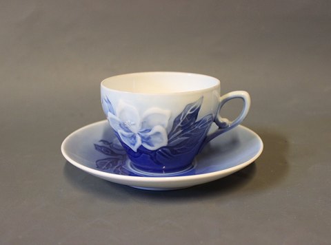Coffee Cup and saucer in Christmas Rose by Bing & Grøndahl, no.: 102.
5000m2 showroom.