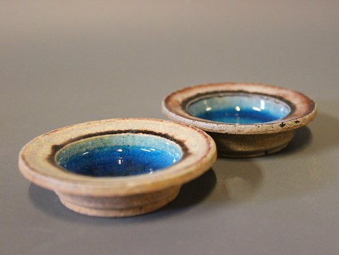 Et sæt keramik saltkar med mørkeblå glasur af Herman A. Kähler.
5000m2 udstilling.