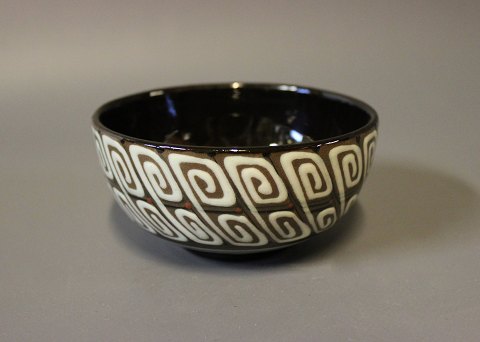 Lille brun keramik skål med hvidt mønster af Herman A. Kähler.
5000m2 udstilling.
