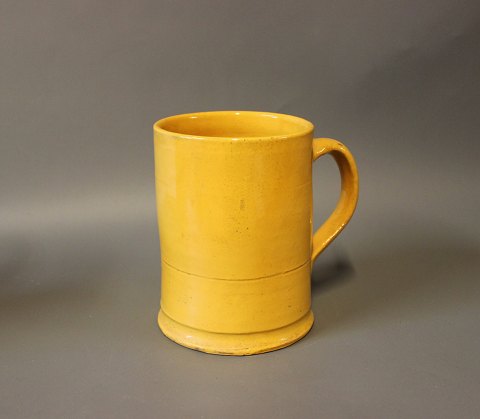 Keramik kande med gul glasur af ukendt kunstner.
5000m2 udstilling.
