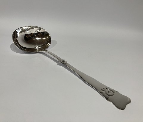 Large serving spoon in hallmarked silver.
5000m2 showroom.