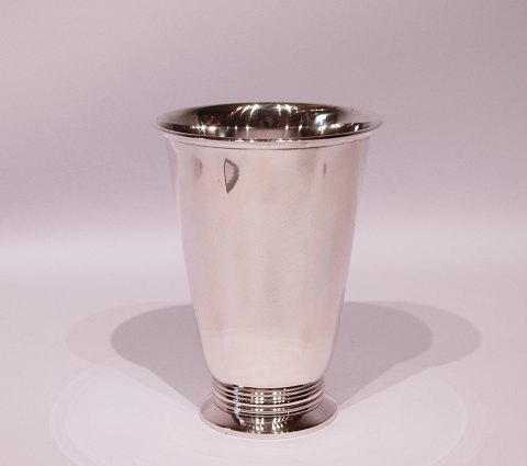 Simpel vase on foot, stamped KCH and in hallmarked silver.
5000m2 showroom.