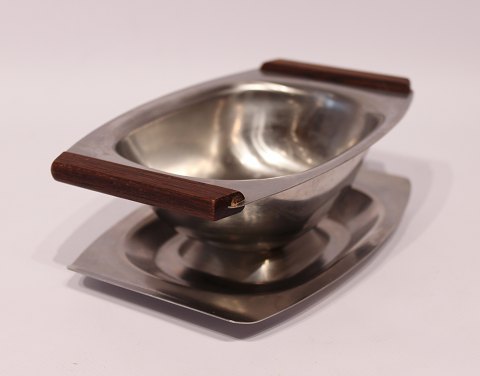 Sauce boat in stainless steel and teak handles, of Danish design from the 1960s.
5000m2 showroom.