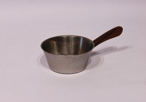 Lille kasserolle i rustfrit stål med teak håndtag af dansk design fra 1960erne.
5000m2 udstilling.