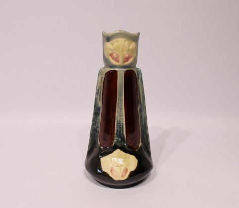 Flot keramik vase i forskellige mørke farver.
5000m2 udstilling.