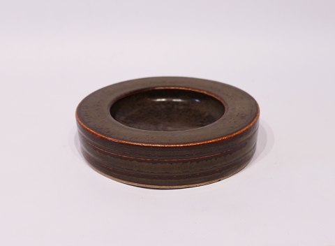 Round ceramic dish in brown colors by Valdemar Petersen for B&G, no.: 232.
5000m2 showroom.