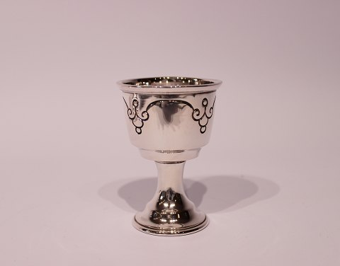 Egg cup in Art Noveau style from the 1930s and of hallmarked silver.
5000m2 showroom.