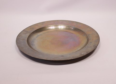 Large round tin dish from the 1820s and in great vintage condition.
5000m2 showroom.
