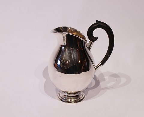 Milk jug in hallmarked silver with ebony handle.
5000m2 showroom.