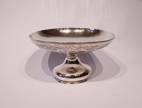 Large centerpiece of hallmarked silver decorated with flowers on the side, 
stamped Clement.
5000m2 showroom.