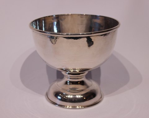 Silver bowl on foot, in great vintage condition.
5000m2 showroom.