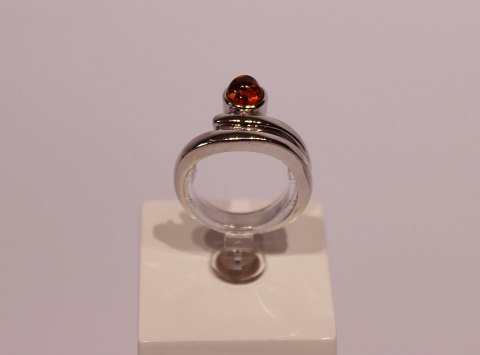 Ring with amber stone, stamped NP and of 925 sterling silver.
5000m2 showroom.