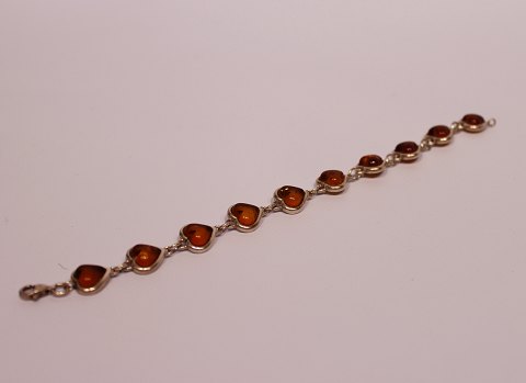 Bracelet with heart shaped pieces of amber and og silver.
5000m2 showroom.