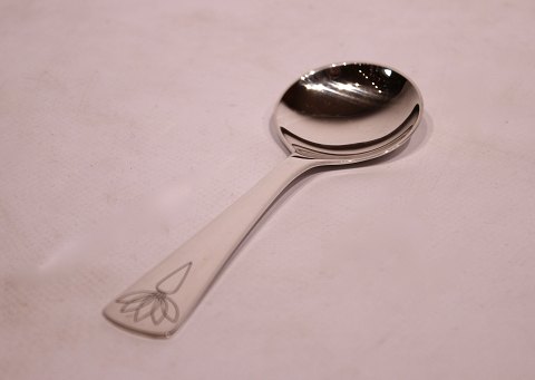 Childrens spoon by Georg Jensen in 925 sterling silver.
5000m2 showroom.