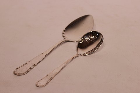 Small server and marmelade spoon in the pattern Dagmar of hallmarked silver.
5000m2 showroom.