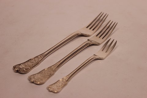 Dinner fork, lunch fork and cake fork in  the pattern Rosenborg by A. Michelsen 
and of hallmarked silver.
5000m2 showroom.