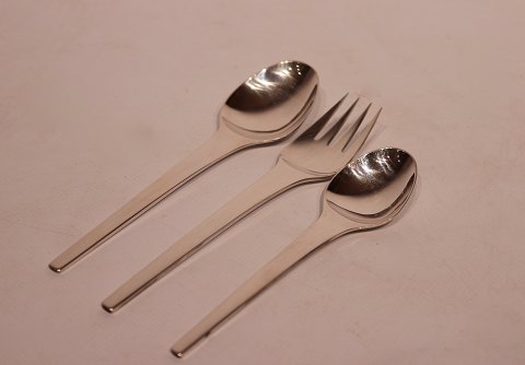 Dinner spoon, dinner fork and dessert spoon in the pattern Caravel by Georg 
Jensen of 925 sterling silver.
5000m2 showroom.