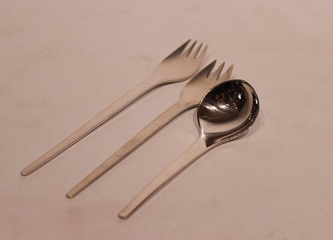 Dinner fork, lunch fork and marmelade spoon in the pattern Tuja by Georg Jensen 
and of 925 sterling silver.
5000m2 showroom.
