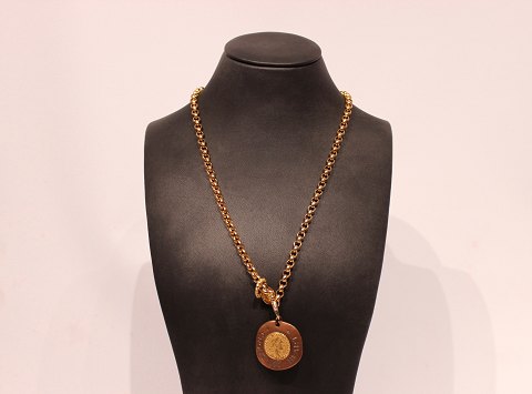 Gilded 925 sterling silver necklace with large pendant by Dyberg Kern.
5000m2 showroom