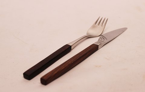 Middagskniv og middagsgaffel med skaft af palisander fra 1960erne.
5000m2 udstilling.
