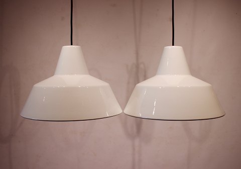 Et par hvide værkstedslamper designet af Louis Poulsen fra 1970erne.
5000m2 showroom.