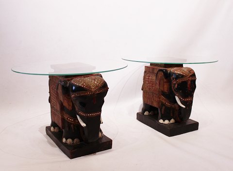A pair of sidetables with glass plate and bottom of chinese elephants of orignal 
painted wood, 1880s.
5000m2 showroom.
