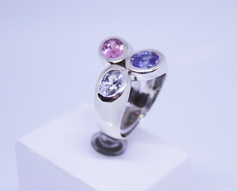 Large ring of 925 sterling silver with three synthetic stones in different light 
purple colours, stamped B&G.
5000m2 showroom.