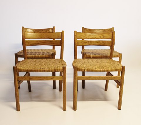 Sæt af fire stole af egetræ med flet, model BM1, designet af Børge 
Mogensen(1914-1972). Fremstillet hos C.M. Madsen, Haarby. 
5000m2 udstilling.
