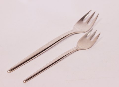 Dinner fork and lunch fork in Tulip by A. Michelsen, sterling silver.
5000m2 showroom.