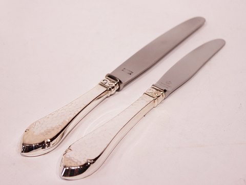 Middagskniv og frokostkniv i Bernstorff, tretårnet sølv.
5000m2 udstilling.
