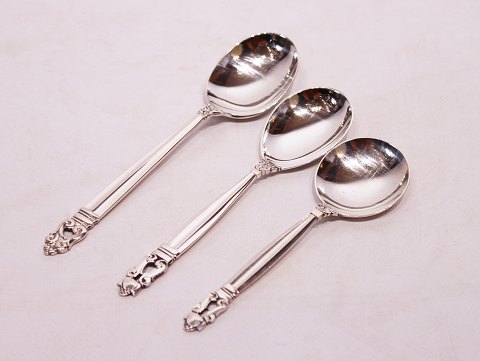 Marmelade spoons in King by Georg Jensen.
5000m2 showroom.
