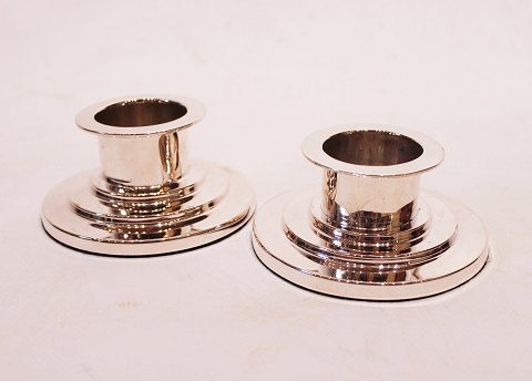 A pair of low candlesticks of hallmarked silver and in great vintage condition.
5000m2 showroom.