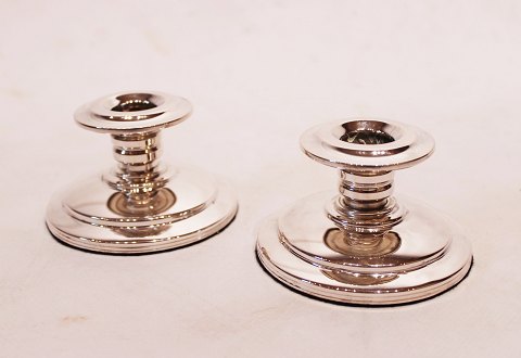 A pair of low candlesticks of 830 silver and in great vintage condition.
5000m2 showroom.