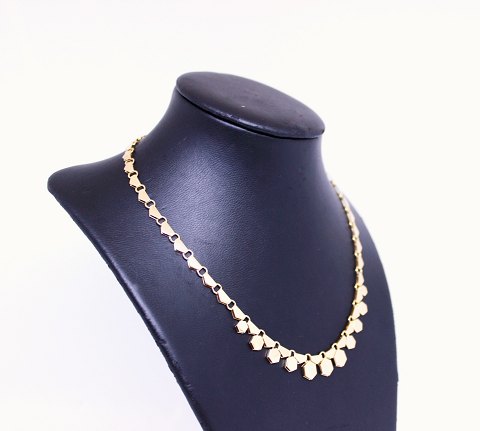 Simpel necklace of 14 carat gold.
5000m2 showroom.