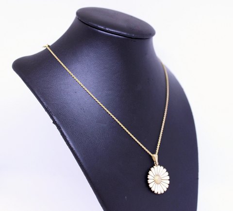 Necklace of gilded 925 sterling silver and Daisy pendant of white enamel, 
stamped Ka.La.
5000m2 showroom.