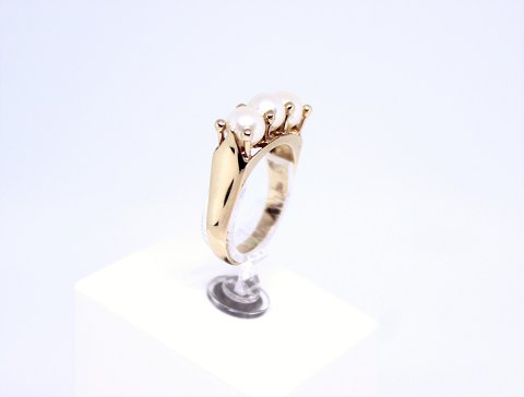 Ring of 14 carat gold decorated with three pearls.
5000m2 showroom.