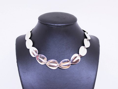 Necklace of 925 sterling silver stamped E. Dragsted.
5000m2 showroom.