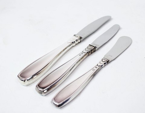 Middagskniv, frokostkniv og smørkniv i Rex, tretårnet sølv.
5000m2 udstilling.