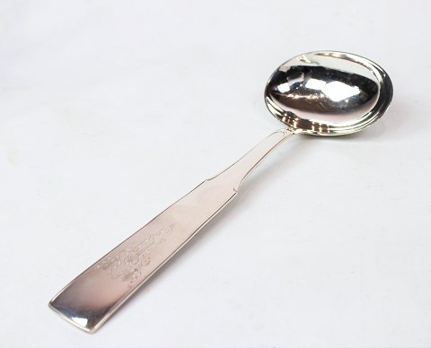 Large serving spoon in heritage silver no. 2 by Hans Hansen.
5000m2 showroom.