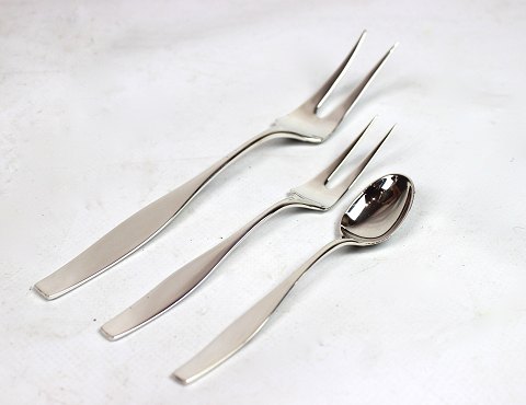 Carving fork, serving fork and teaspoon in Charlotte by Hans Hansen. 
5000m2 showroom.
