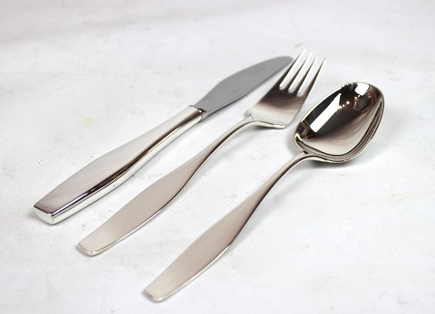 Dinner knife, fork and spoon in Charlotte by Hans Hansen.
5000m2 showroom.
