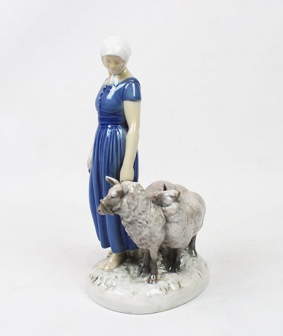 Porcelænsfigur af pige med får, nr.: 2010 af  Axel Locher for B&G.
5000m2 udstilling.