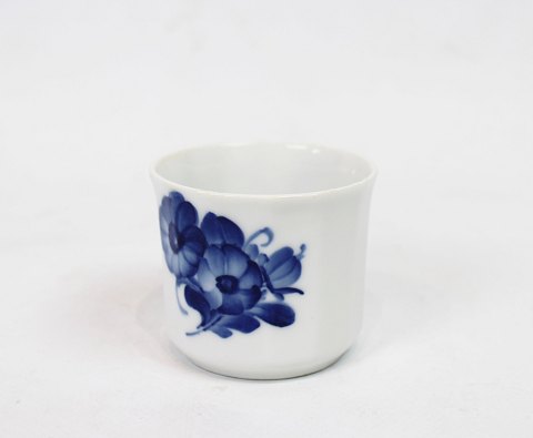 Cream cup, no.: 8566, in Blue Flower by Royal Copenhagen.
5000m2 showroom.
