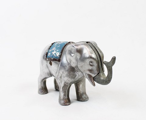 Money box in the shape of a elephant from the 1960s.
10 x 18 x 5 cm.
