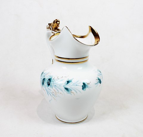 Hvid porcelæn chokoladekande dekoreret med guld og grønne farver fra B&G.
5000m2 udstilling.
