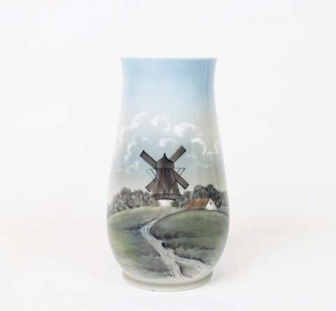 Vase med motiv af mølle, nr.: 525-5210, af Bing & Grøndahl.
5000m2 udstilling.