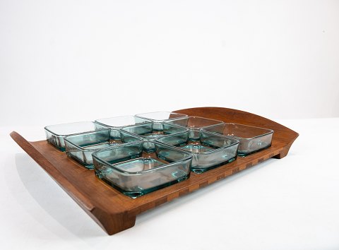 Serveringsbakke i teak med seks tilhørende glasskåle af Jens Harald Quistgaard 
fra 1960erne.
5000m2 udstilling.