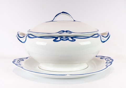 Soup tureen with dish in Blue Olga.
5000m2 showroom.