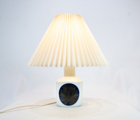 Bordlampe fra B&G dekoreret med blåt mønster. Lampen er fra 1983.
5000m2 udstilling.
