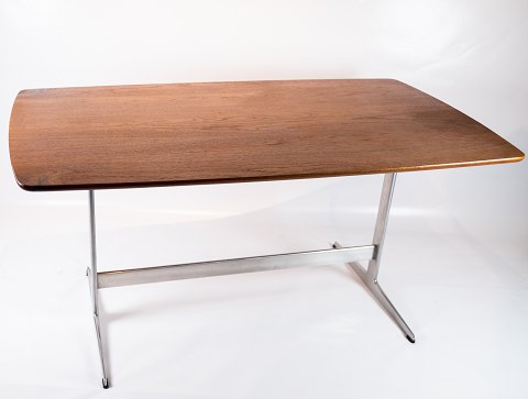Shaker dining table  in teak designed by Arne Jacobsen from the 1960s.
5000m2 showroom.
